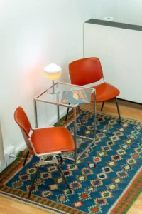 Sedie arancioni su tappeto